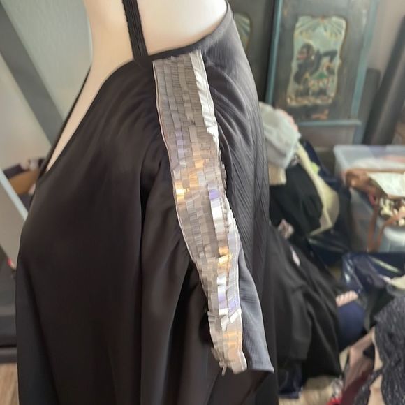 Extra large black flowy V-neck with silver detail on shoulders - Picture 2 of 4